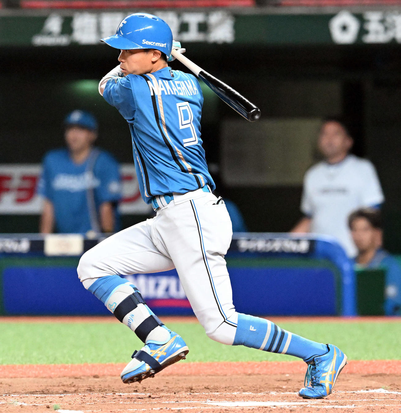 西武対日本ハム　2回表日本ハム2死一、二塁、右前に適時打を放つ中島（撮影・たえ見朱実）