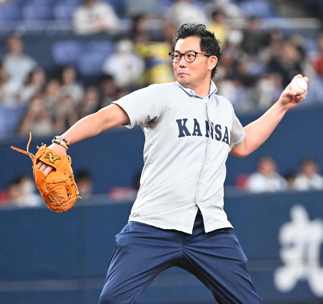 オリックス対ロッテ　特別始球式を務める関大OBで元阪神の岩田稔氏（撮影・和賀正仁）