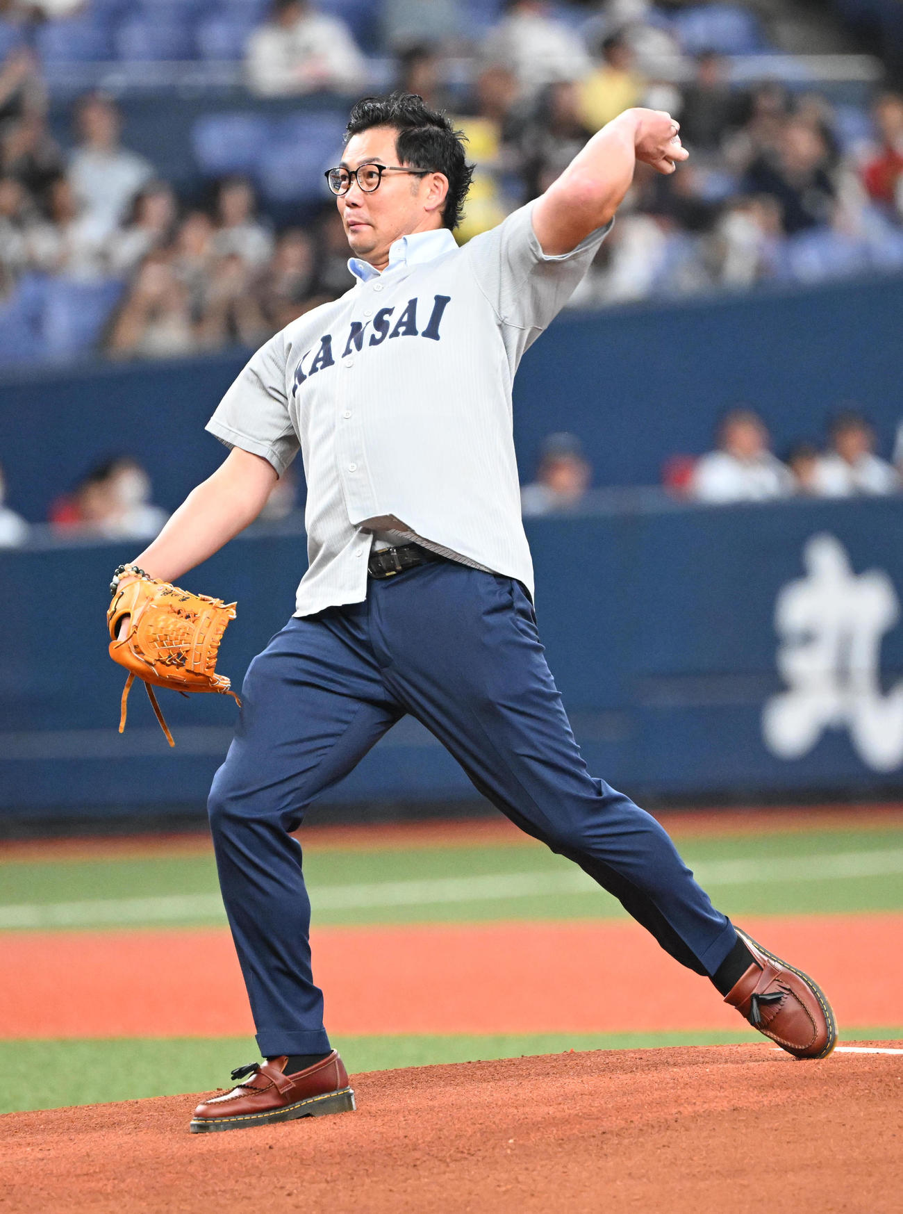 オリックス対ロッテ　特別始球式を務める関大OBで元阪神の岩田稔氏（撮影・和賀正仁）