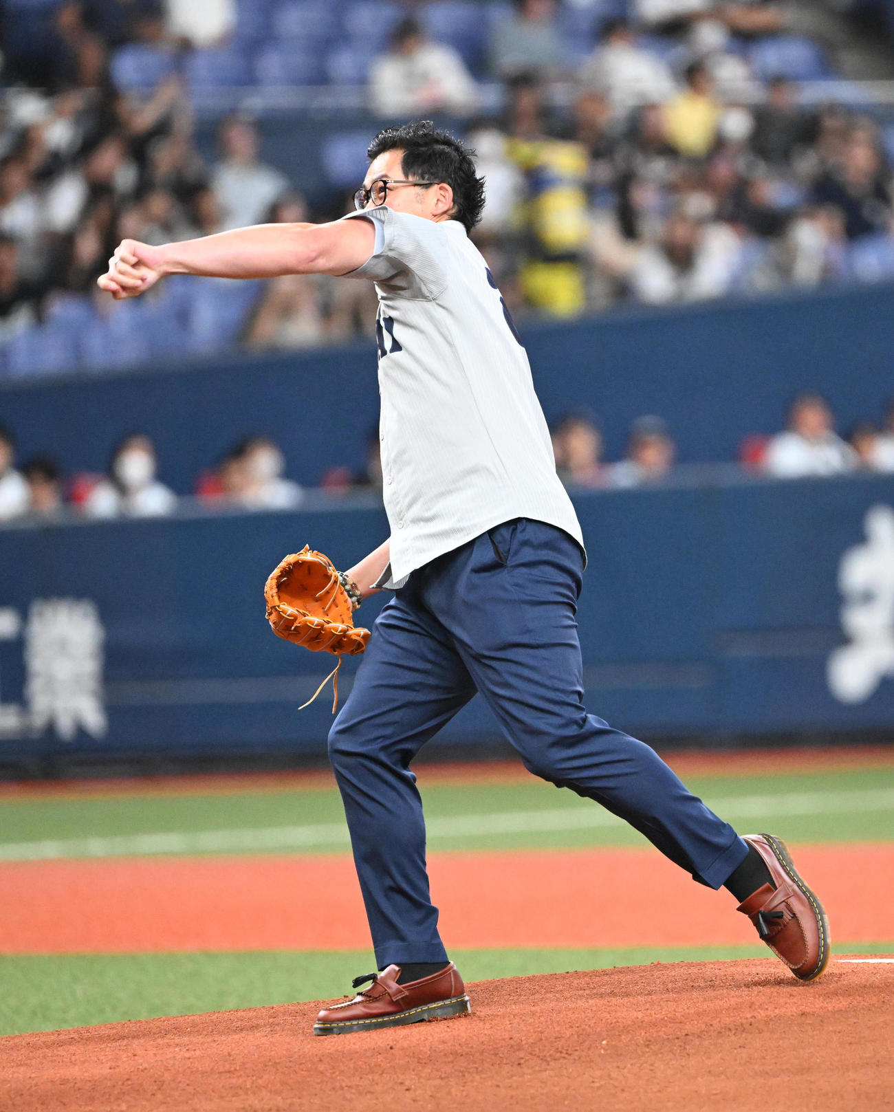 オリックス対ロッテ　特別始球式を務める関大OBで元阪神の岩田稔氏（撮影・和賀正仁）