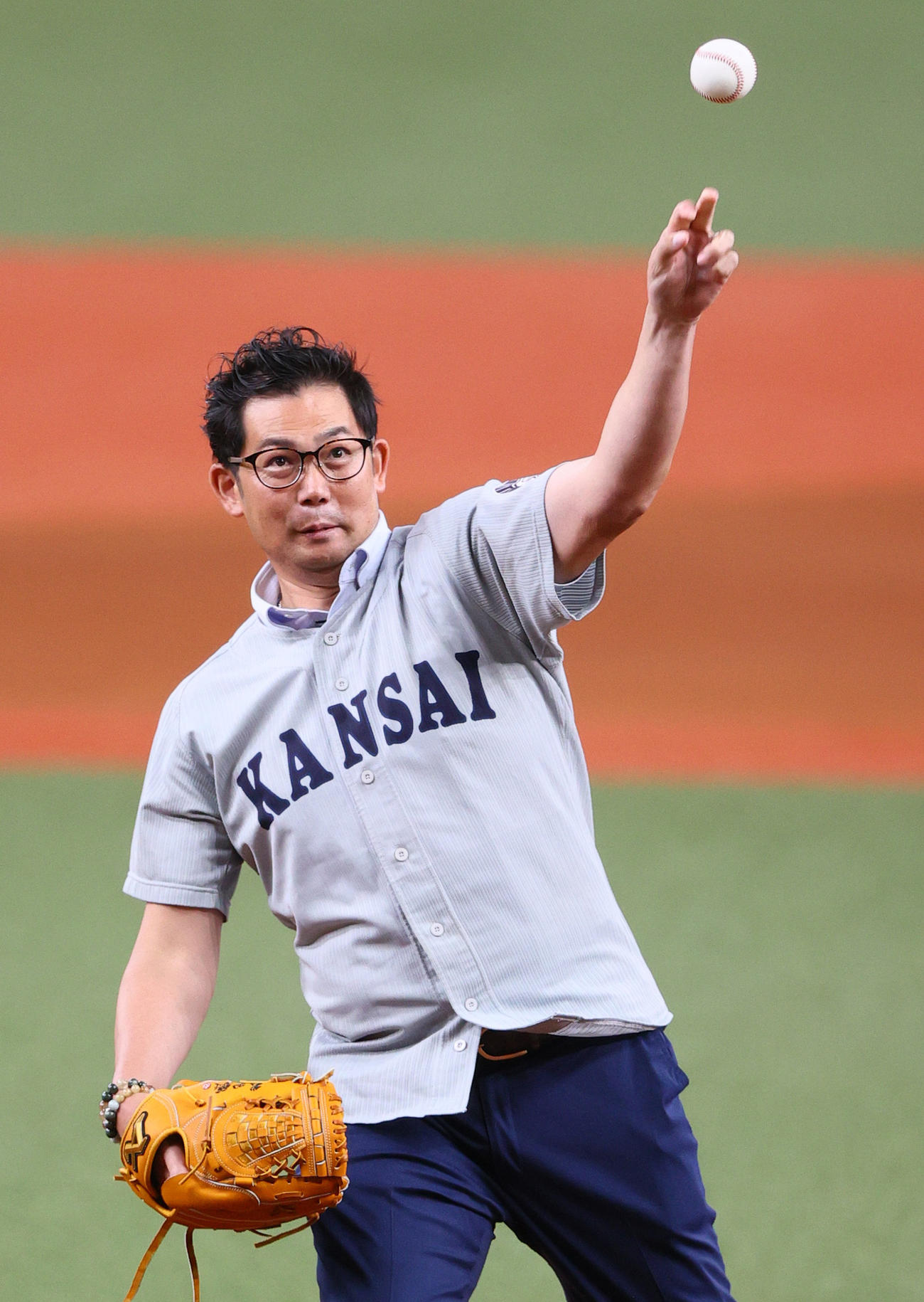 オリックス対ロッテ　特別始球式で投球する日刊スポーツ評論家の岩田氏（撮影・上山淳一）