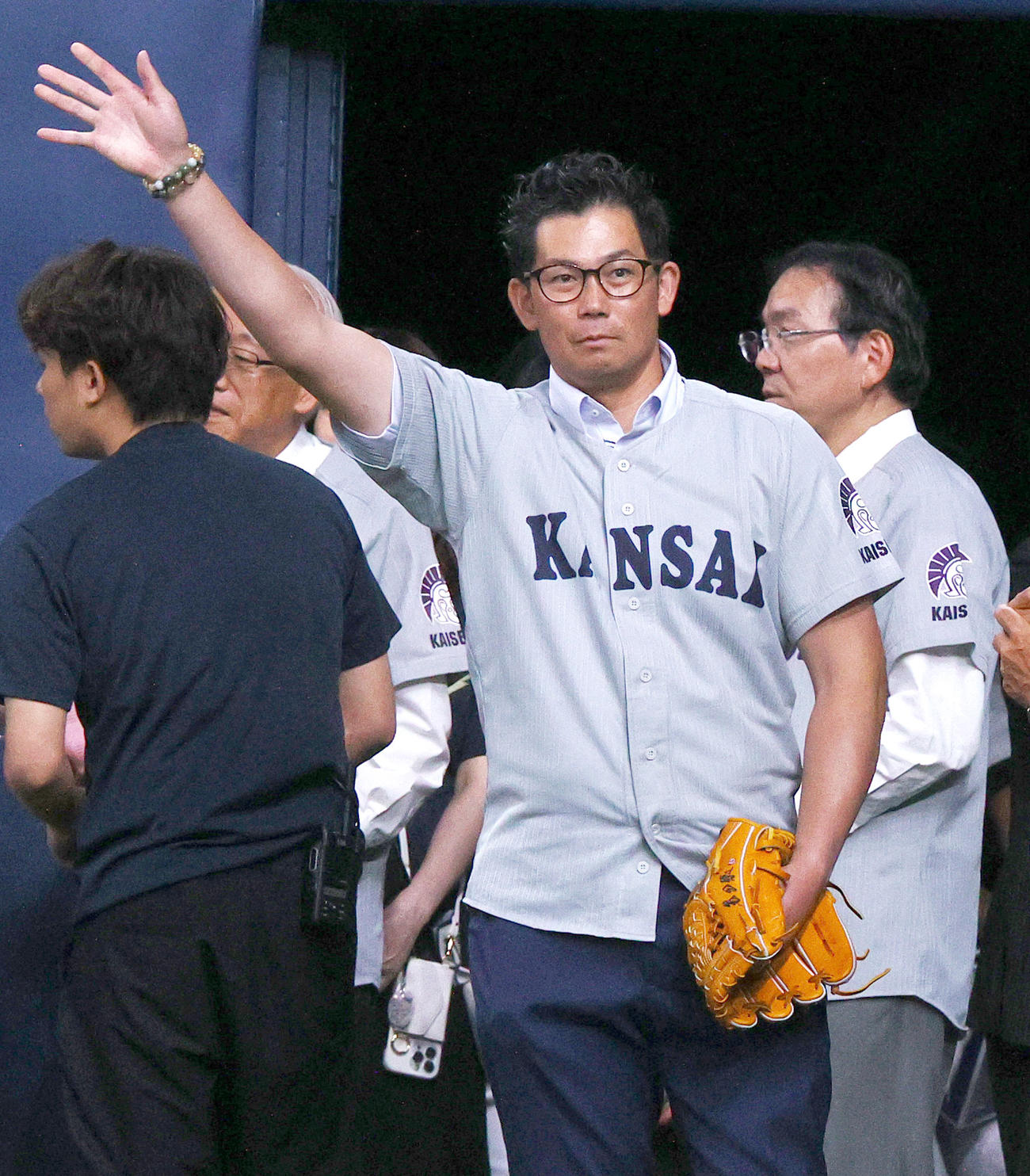 オリックス対ロッテ　特別始球式に臨む日刊スポーツ評論家の岩田稔氏（撮影・上山淳一）