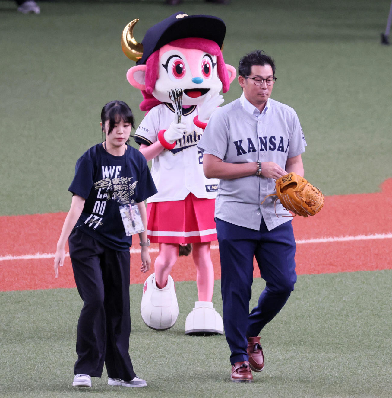 オリックス対ロッテ　関西大学デーとして特別始球式を行った元阪神で関西大OBの日刊スポーツ評論家岩田稔氏（撮影・加藤哉）