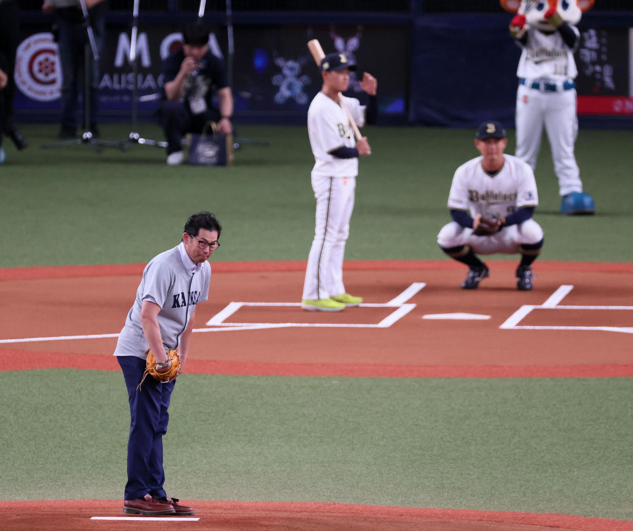 オリックス対ロッテ　関西大学デーとして特別始球式を行った元阪神で関西大OBの日刊スポーツ評論家岩田稔氏（撮影・加藤哉）