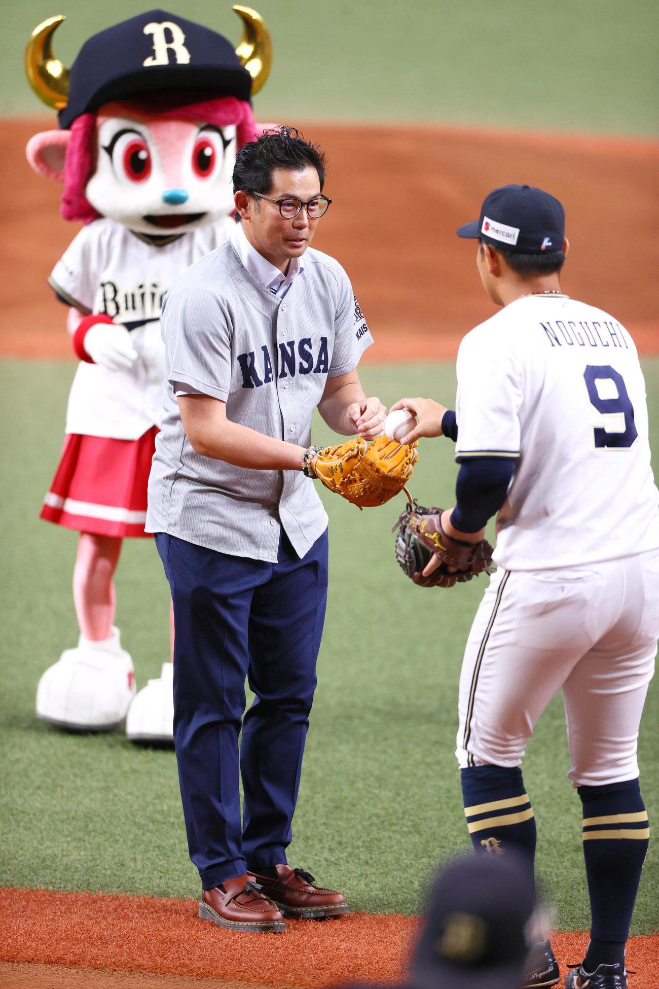 オリックス対ロッテ　特別始球式で投球を終え日刊スポーツ評論家の岩田氏（左）はオリックス野口からボールを受け取る（撮影・上山淳一）