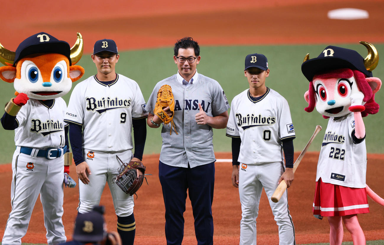 オリックス対ロッテ　特別始球式で投球した日刊スポーツ評論家の岩田氏（中央）はオリックス野口（左）とオリックス渡部と記念撮影する（撮影・上山淳一）