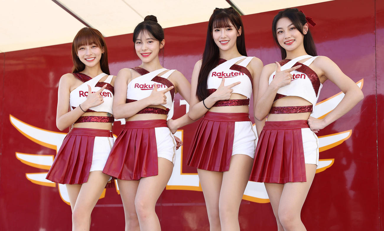 楽天対ソフトバンク　試合前、笑顔で写真に納まる楽天ガールズ。左からリンシャン、イ・ダヘ、フェイフェイ、リーユン（撮影・垰建太）
