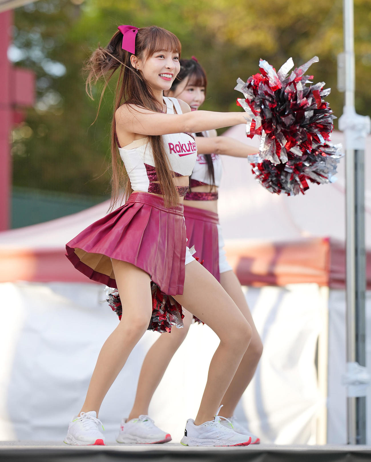 楽天対ソフトバンク　試合前ステージで踊る楽天ガールズのリンシャンら（撮影・垰建太）