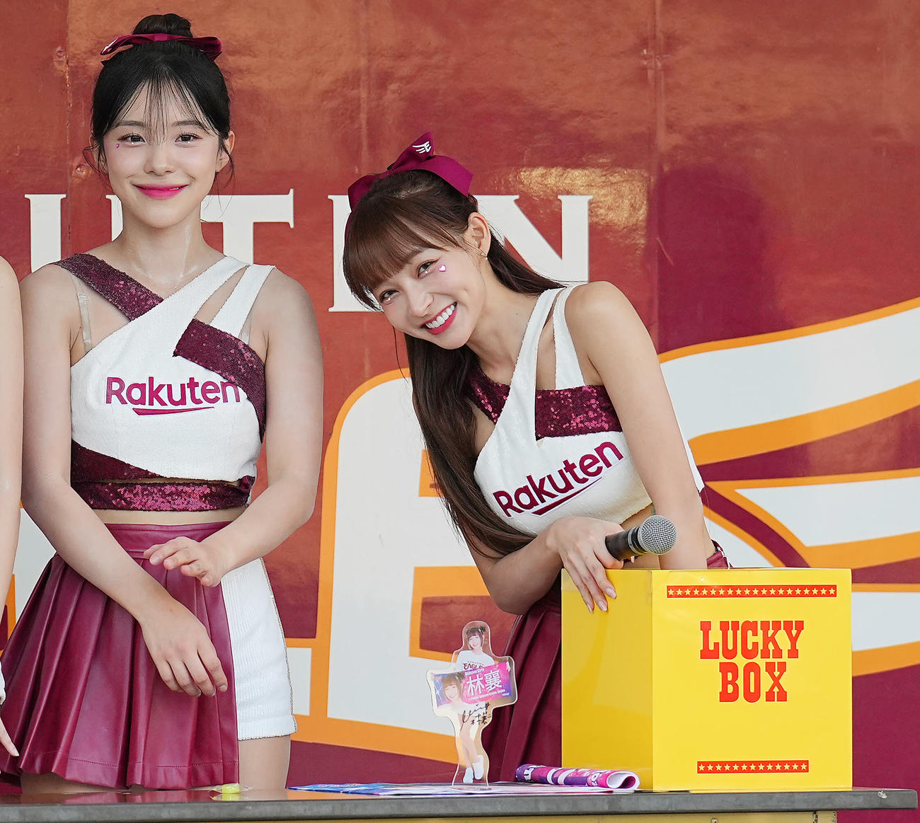 楽天対ソフトバンク　試合前ステージで抽選を引きファンと交流する楽天ガールズのリンシャン（右）ら（撮影・垰建太）