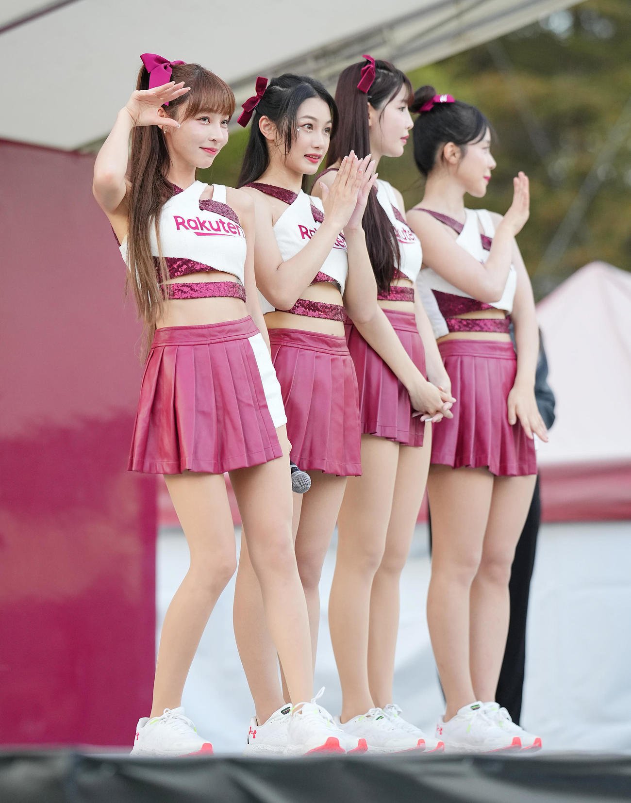 楽天対ソフトバンク　試合前ステージでファンと交流する楽天ガールズのリンシャン（左）ら（撮影・垰建太）