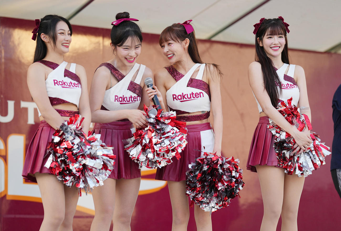 楽天対ソフトバンク　試合前ステージで笑顔でファンと交流する楽天ガールズ。左からリーユン、イ・ダヘ、リンシャン、フェイフェイ（撮影・垰建太）