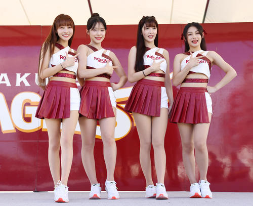 楽天対ソフトバンク　試合前、笑顔で写真に納まる楽天ガールズ。左からリンシャン、イ・ダヘ、フェイフェイ、リーユン（撮影・垰建太）