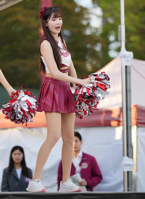 楽天対ソフトバンク　試合前ステージで踊る楽天ガールズのフェイフェイら（撮影・垰建太）