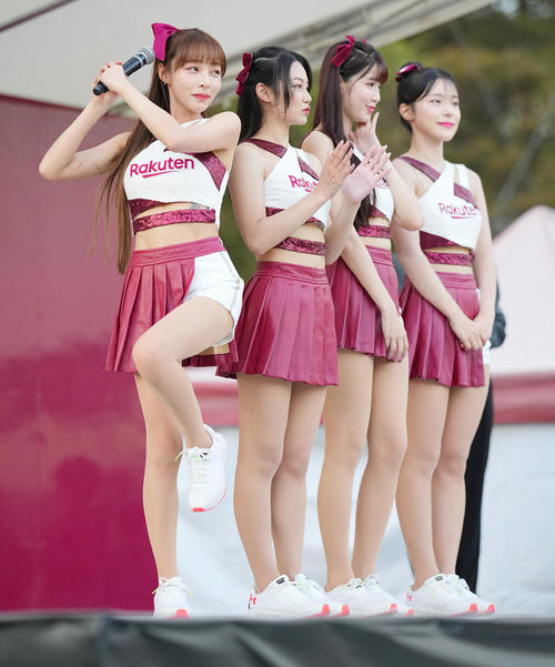 楽天対ソフトバンク　試合前ステージでファンと交流する楽天ガールズのリンシャン（左）ら（撮影・垰建太）