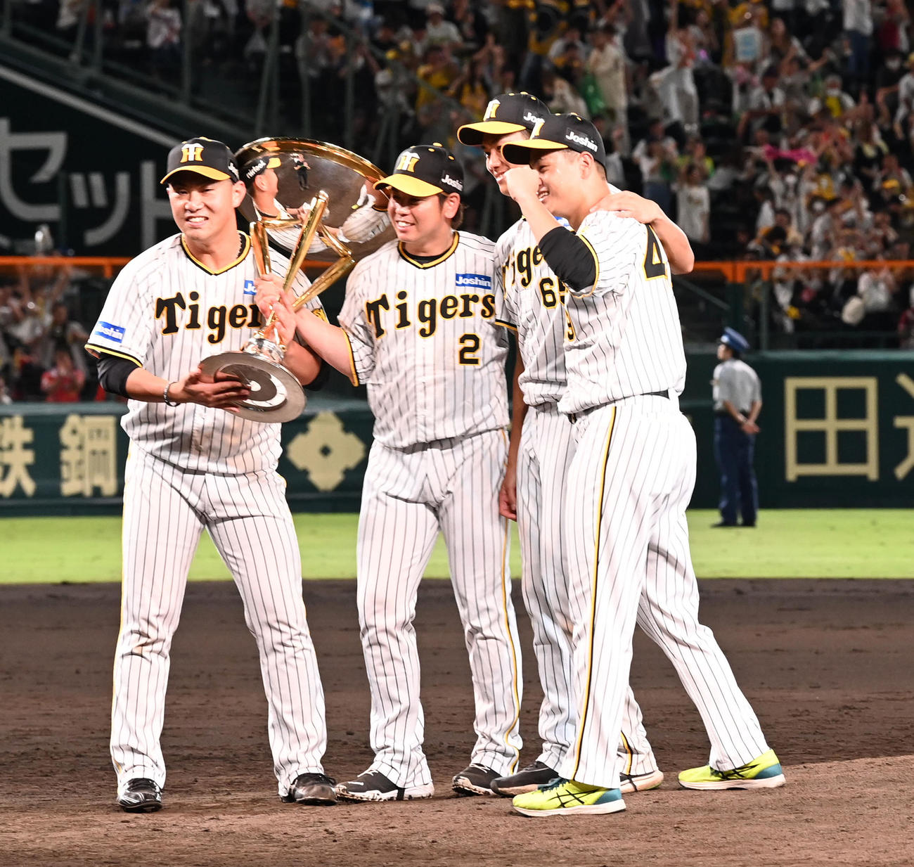 阪神対巨人　記念撮影を行う左から桐敷、梅野、湯浅、大竹（2023年9月14日撮影）
