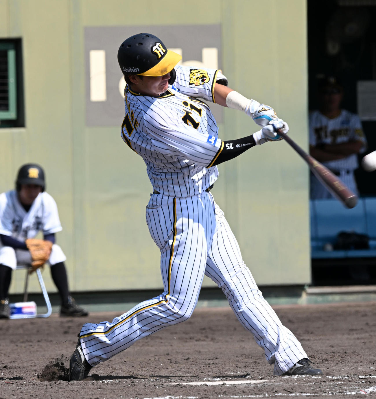 阪神対オリックス　3回裏阪神2死満塁、渡辺諒は左越え満塁本塁打を放つ（撮影・前岡正明）