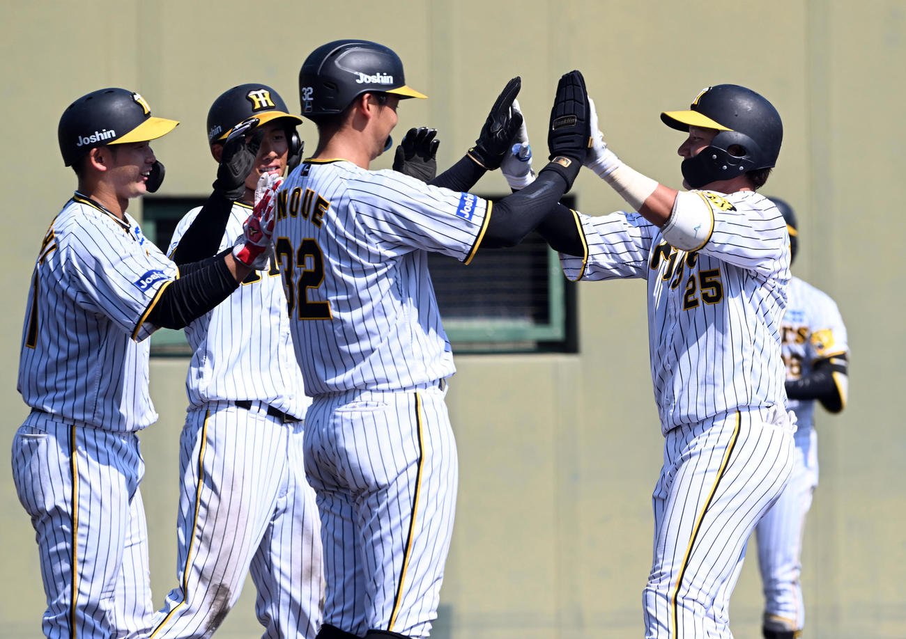 阪神対オリックス　3回裏阪神2死満塁、渡辺諒（右）は左越え満塁本塁打を放ち野口、戸井、井上（左から）と笑顔でタッチ（撮影・前岡正明）