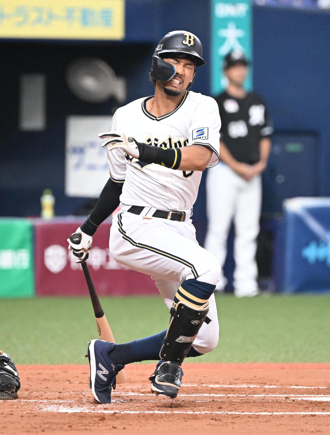 オリックス対ロッテ　6回裏オリックス1死二、三塁、自打球を当てる宗（撮影・和賀正仁）