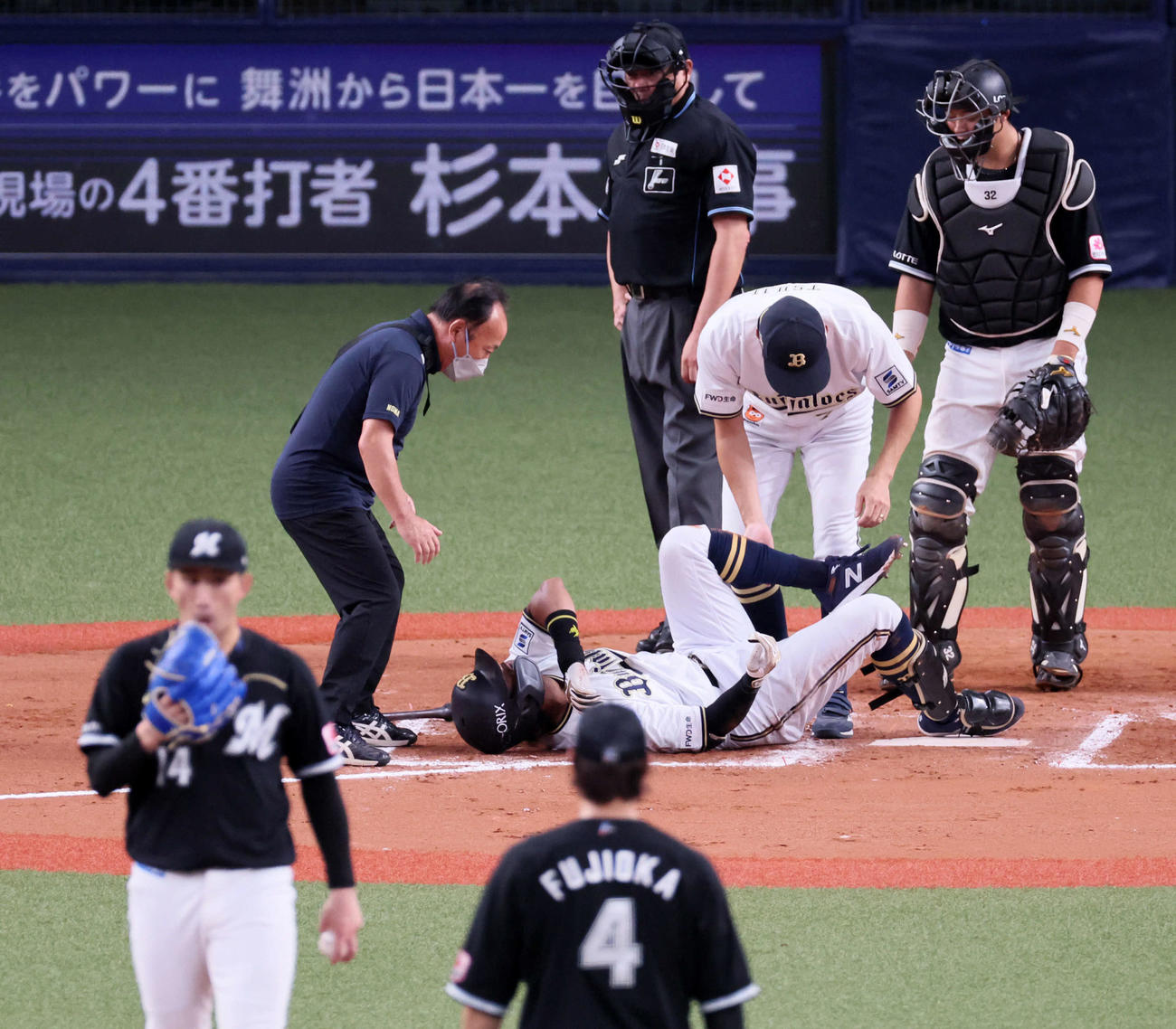 オリックス対ロッテ　6回裏オリックス1死二、三塁、宗は自打球を当て倒れ込み、途中交代となる（撮影・加藤哉）