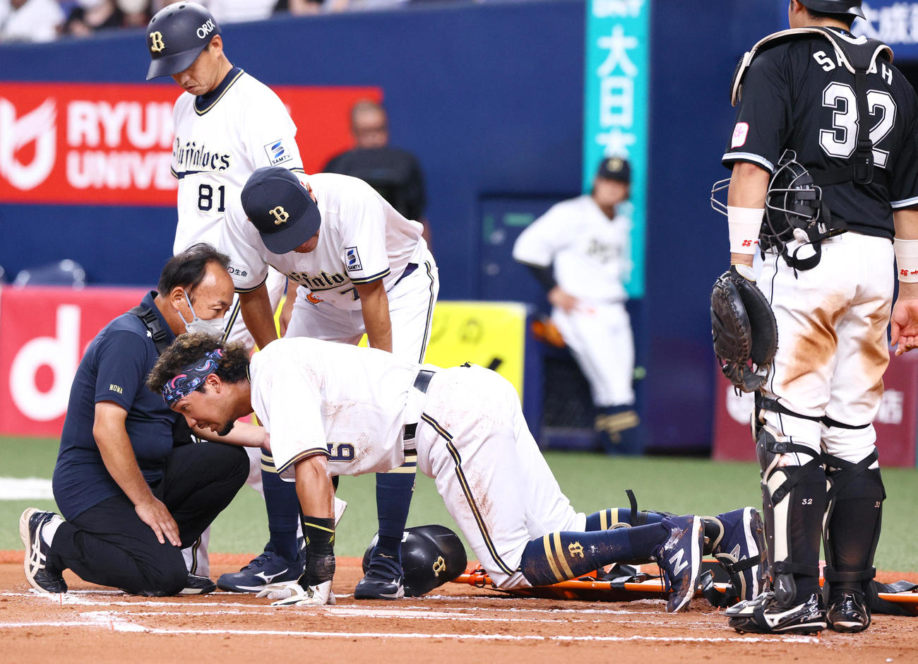 オリックス対ロッテ6回裏オリックス1死二、三塁、自打球で痛がる宗（撮影・上山淳一）