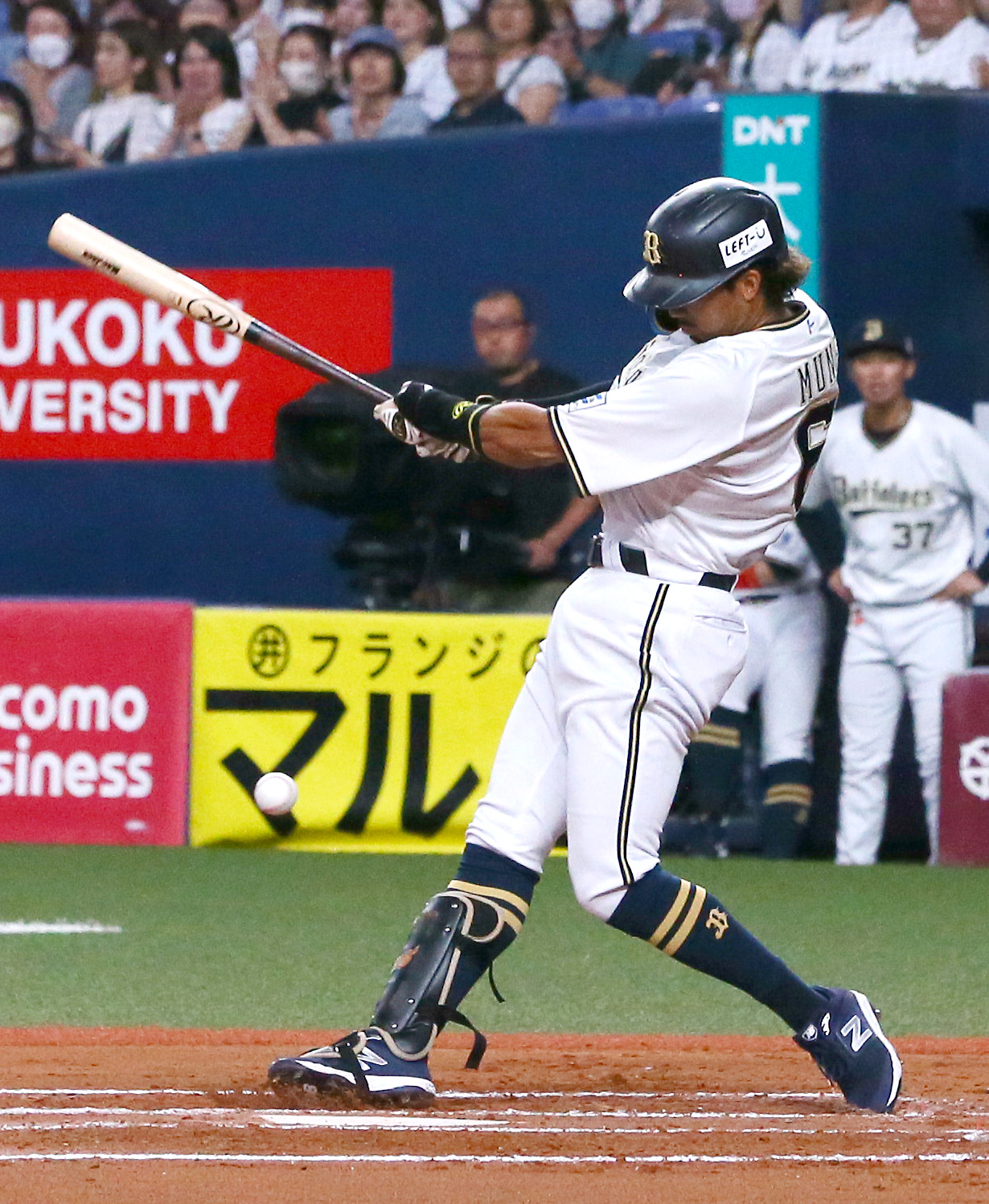 オリックス対ロッテ6回裏オリックス1死二、三塁、自打球する宗（撮影・上山淳一）
