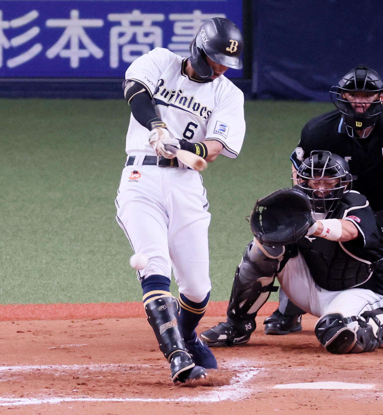 オリックス対ロッテ　6回裏オリックス1死二、三塁、宗は自打球を当てる（撮影・加藤哉）
