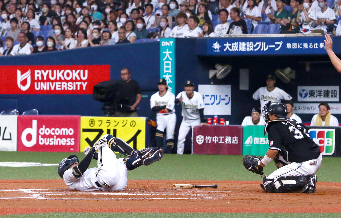 オリックス対ロッテ6回裏オリックス1死二、三塁、自打球で倒れ込む宗（撮影・上山淳一）