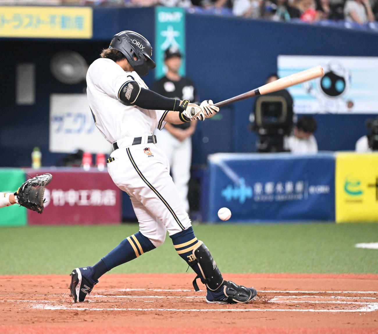 オリックス対ロッテ　6回裏オリックス1死二、三塁、自打球を当てる宗（撮影・和賀正仁）