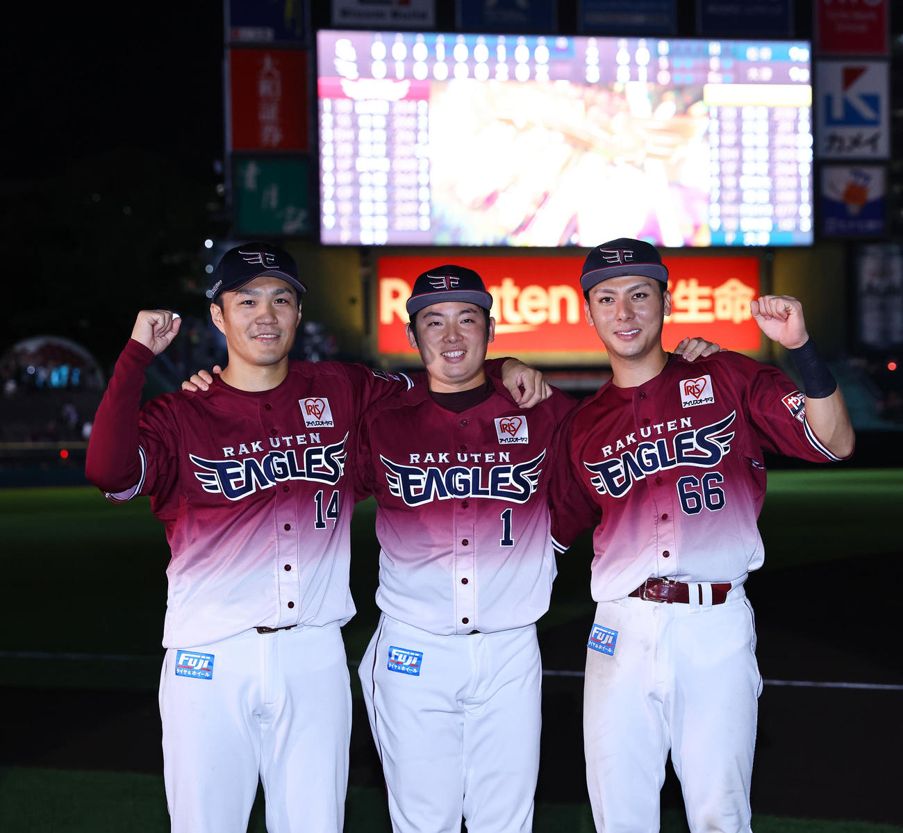 楽天対ソフトバンク　ソフトバンクに勝利しヒーローの楽天則本（左）、松井裕（中央）、村林は笑顔で写真に納まる（撮影・垰建太）