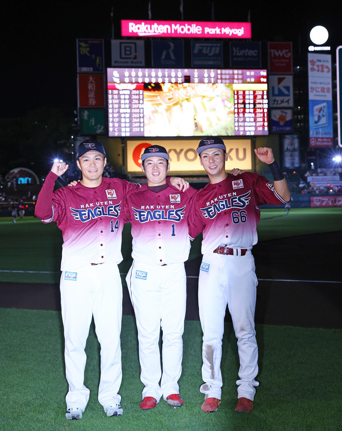 楽天対ソフトバンク　ソフトバンクに勝利しヒーローの楽天則本（左）、松井裕（中央）、村林は笑顔で写真に納まる（撮影・垰建太）