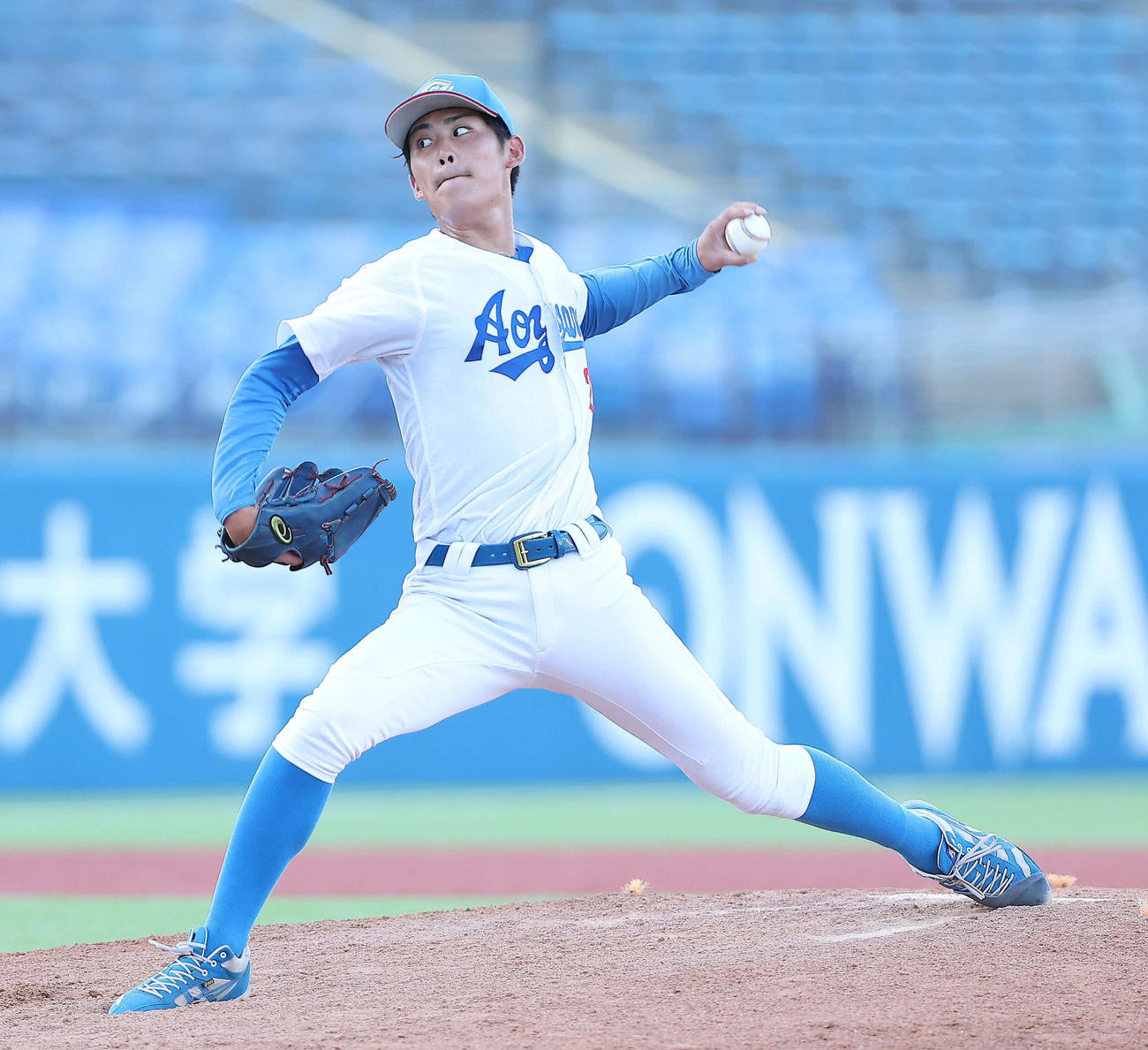 国学院大対青学大　6回表、力投する青学大・児玉（撮影・河田真司）