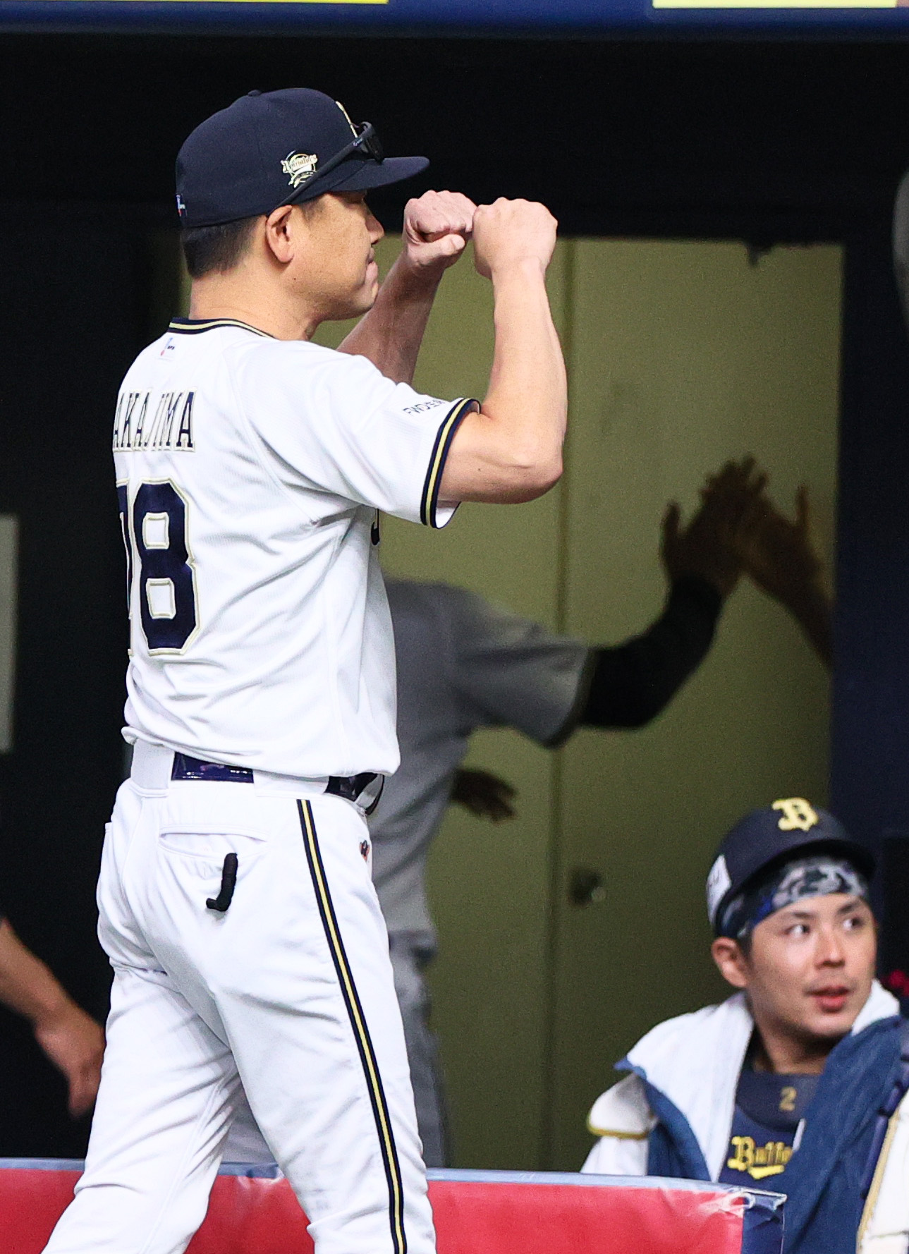 オリックス対ロッテ　ロッテに勝利したオリックス中嶋監督（左）はガッツポーズする（撮影・上山淳一）