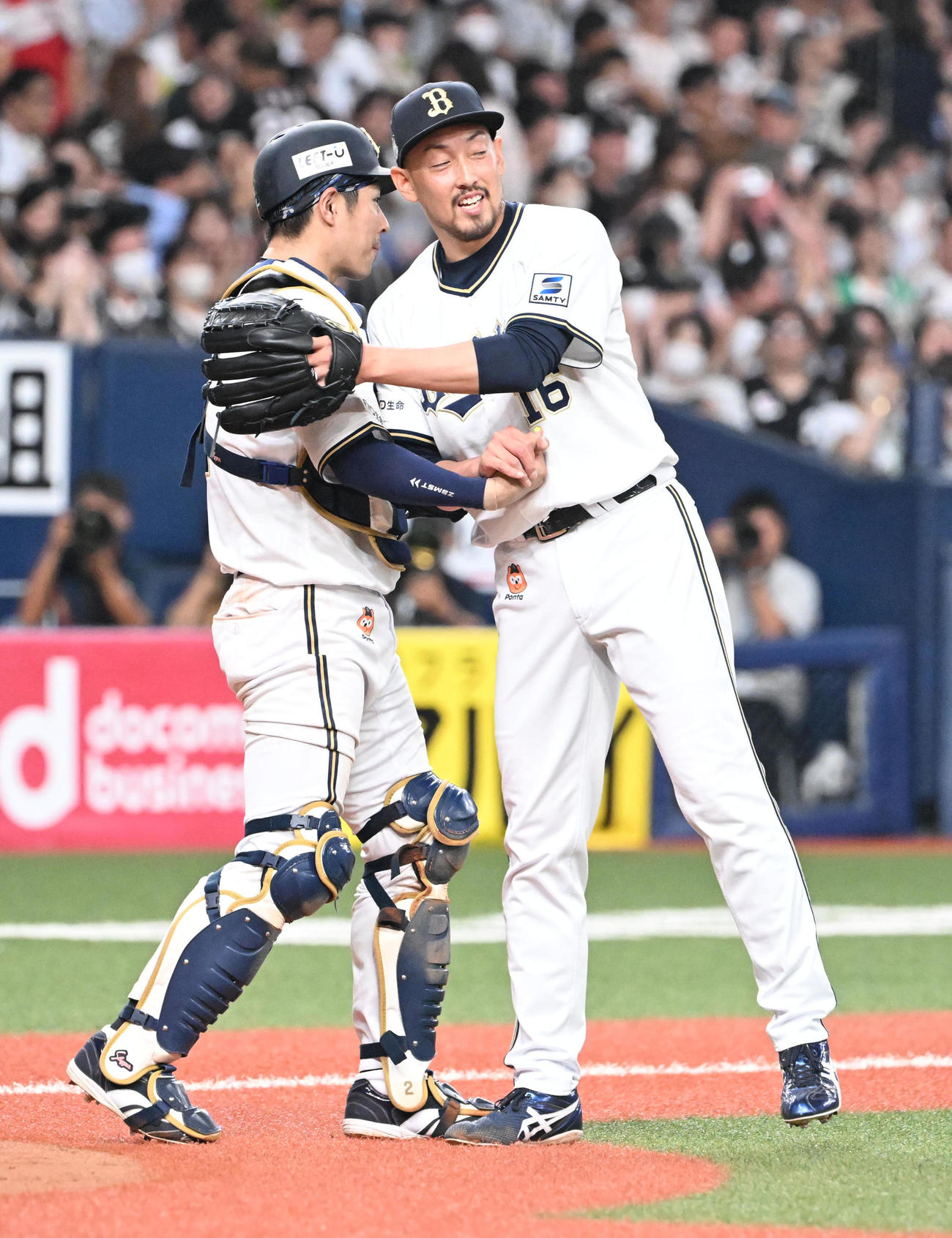 オリックス対ロッテ　9回を締め若月（左）と握手する平野佳（撮影・和賀正仁）