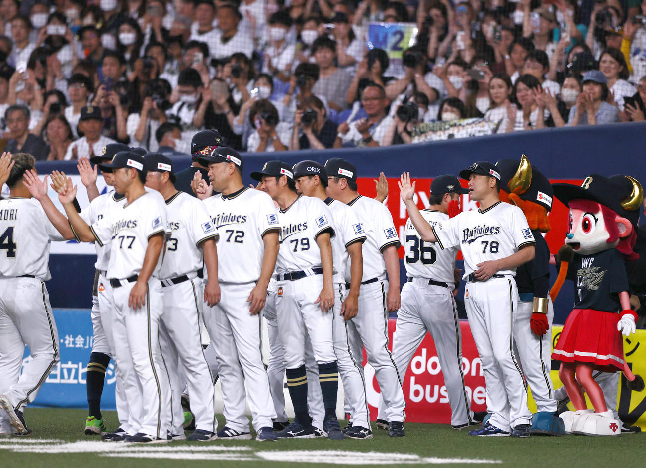 オリックス対ロッテ　ロッテに勝利しナインを出迎えるオリックス中嶋監督（右）（撮影・上山淳一）