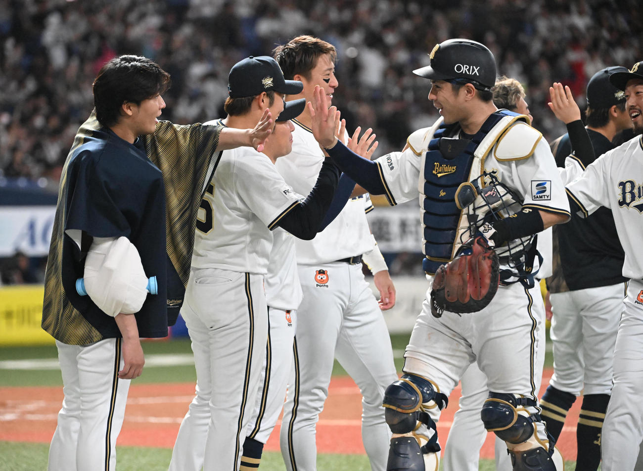 オリックス対ロッテ　マジックを2としナインを迎える勝利投手の東（左）（撮影・和賀正仁）