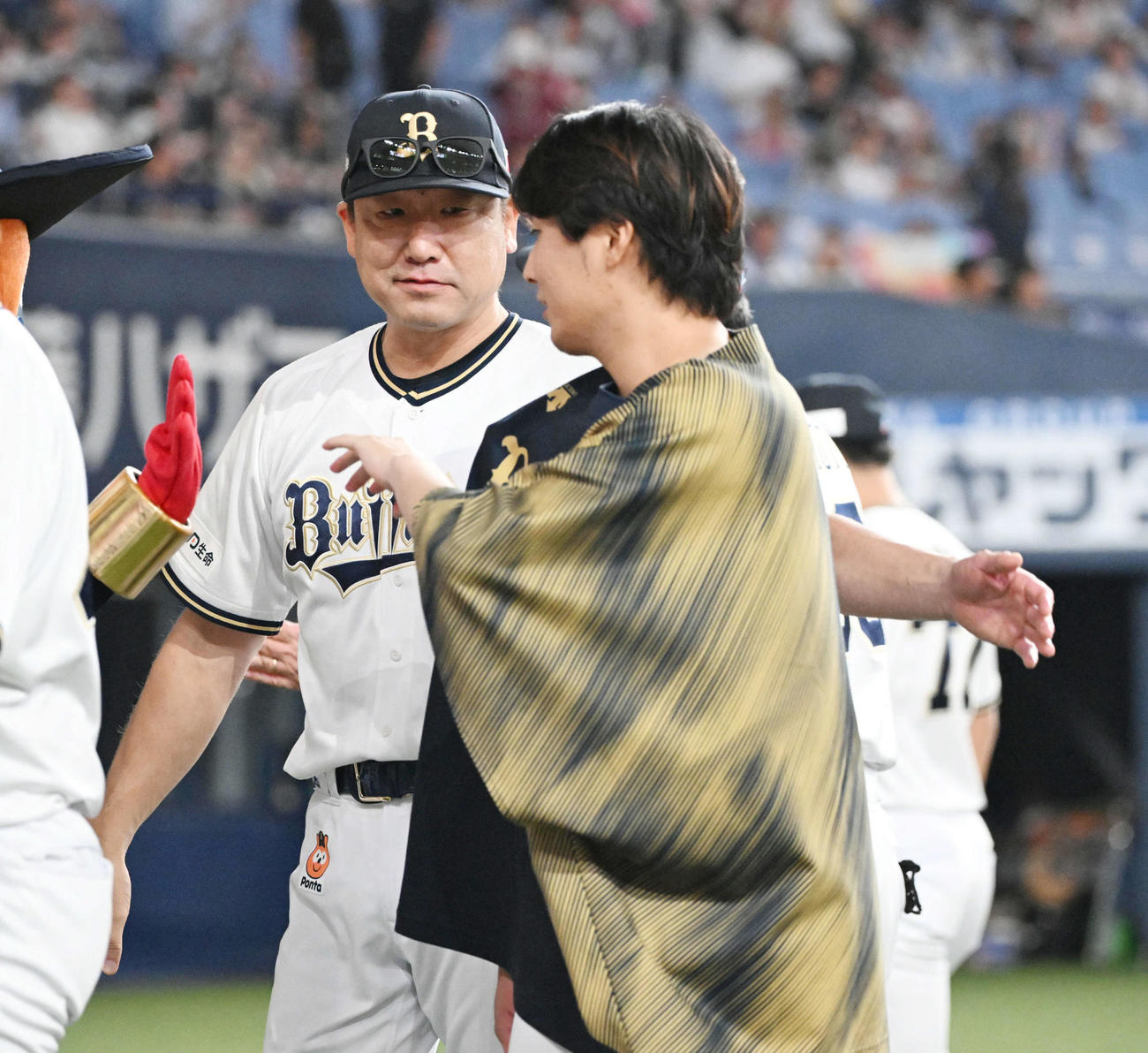 オリックス対ロッテ　マジックを2としタッチを交わすオリックス中嶋監督（左）と東（撮影・和賀正仁）