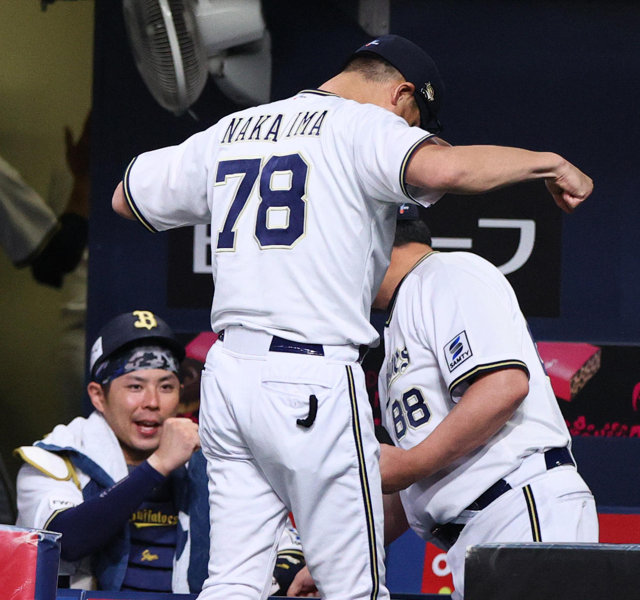 オリックス対ロッテ　ロッテに勝利したオリックス中嶋監督（右）はガッツポーズする（撮影・上山淳一）