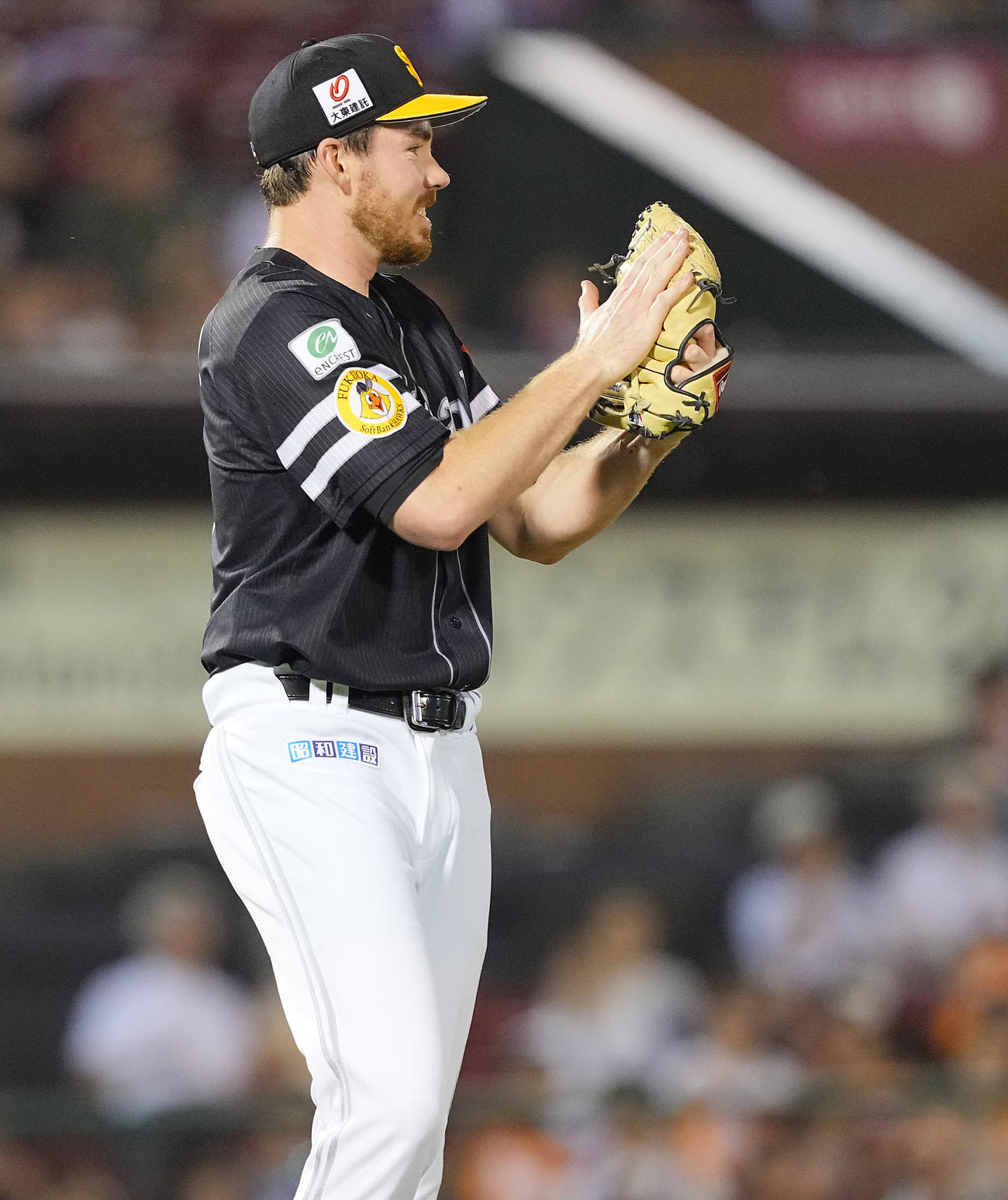 楽天対ソフトバンク　1回裏楽天1死、村林の二ゴロで好守を見せた周東に笑顔で拍手するスチュワート（撮影・垰建太）