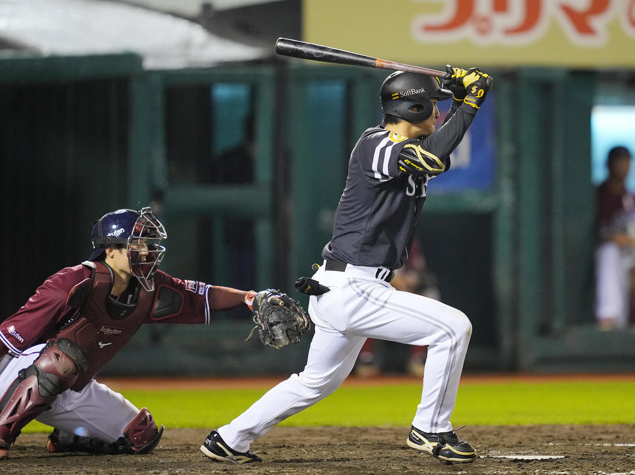 楽天対ソフトバンク　4回表ソフトバンク2死一、二塁、中前適時打を放つ柳町（撮影・垰建太）