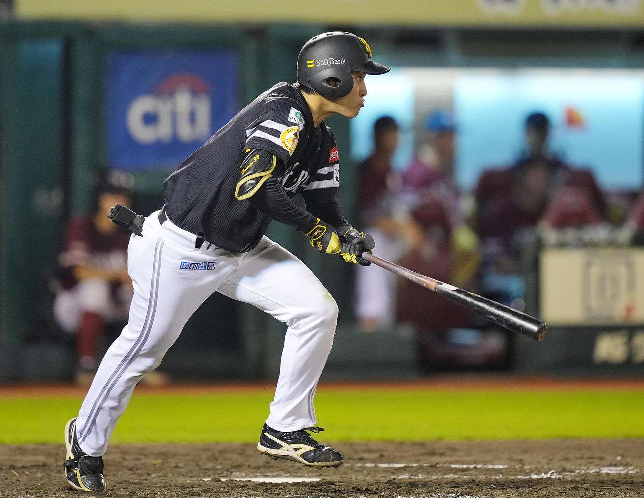 楽天対ソフトバンク　4回表ソフトバンク2死一、二塁、中前適時打を放つ柳町（撮影・垰建太）