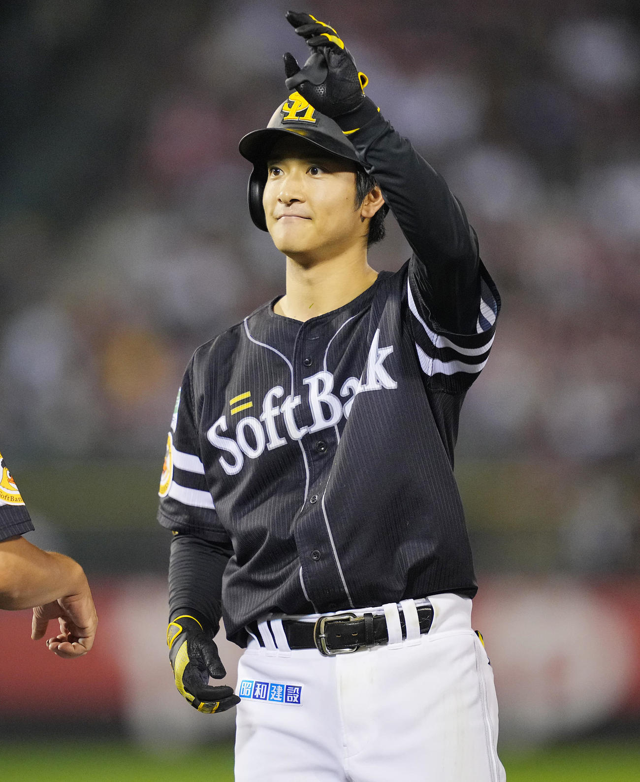 楽天対ソフトバンク　4回表ソフトバンク2死一、二塁、適時打を放ちベンチに笑顔でポーズする柳町（撮影・垰建太）