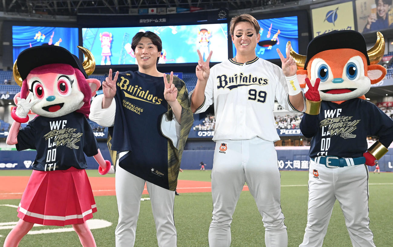 オリックス対ロッテ　M2となり両手で表す杉本（右）と東（撮影・和賀正仁）