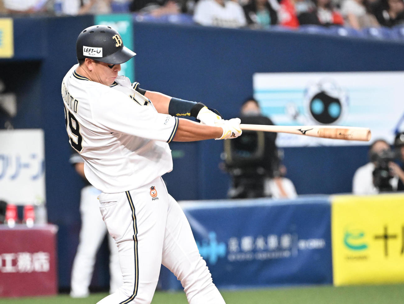 オリックス対ロッテ　1回裏オリックス2死一、三塁、左中間に適時二塁打を放つ杉本（撮影・和賀正仁）