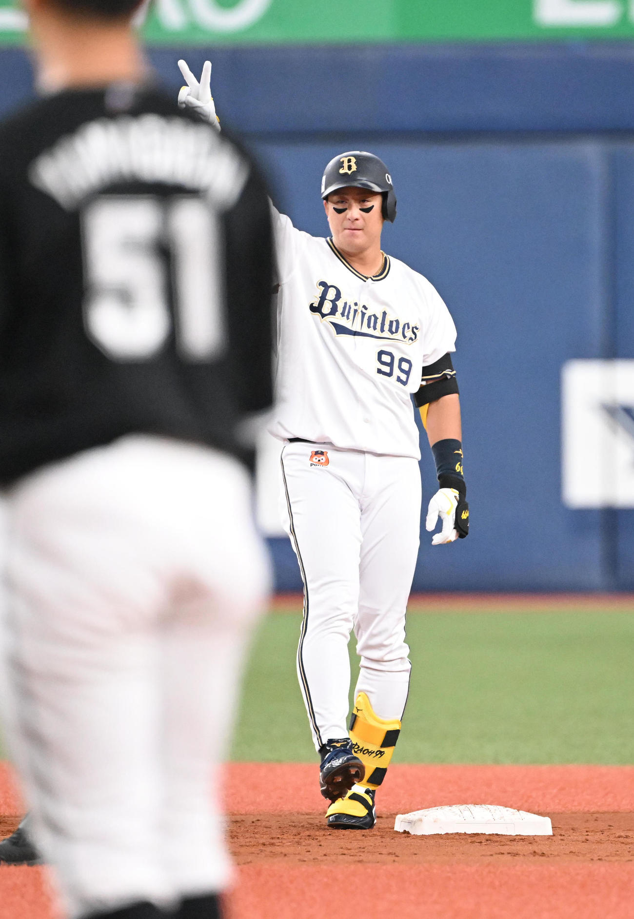 オリックス対ロッテ　1回裏オリックス2死一、三塁、左中間に適時二塁打を放った杉本はVサイン（撮影・和賀正仁）