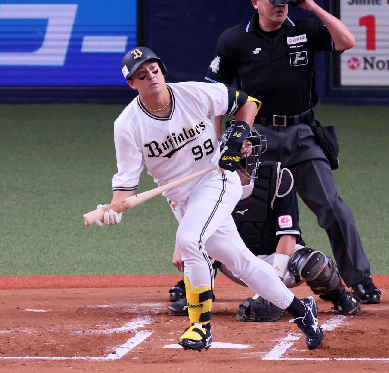 オリックス対ロッテ　1回裏オリックス2死一、三塁、杉本は左へ適時二塁打を放つ（撮影・加藤哉）