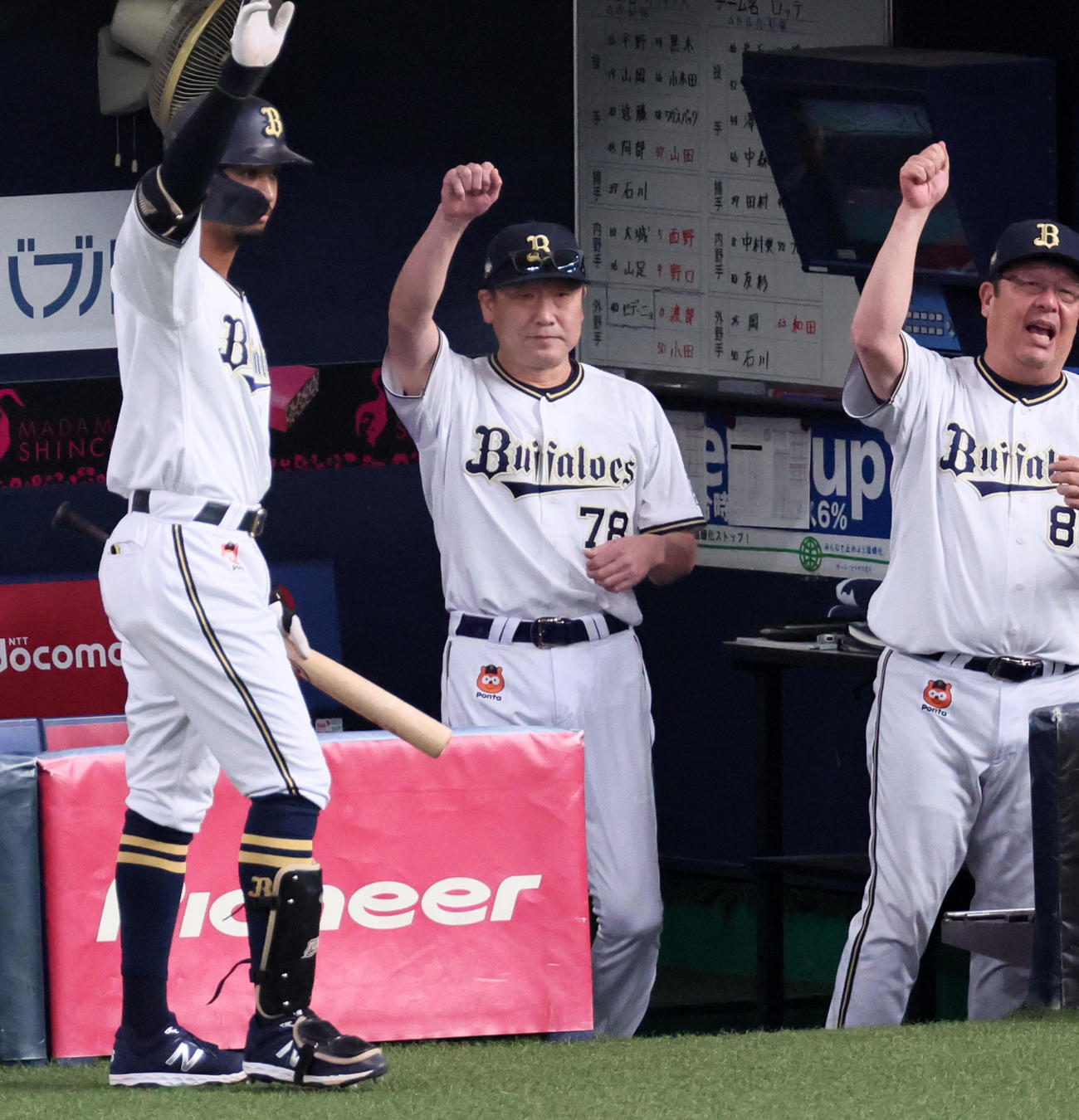 オリックス対ロッテ　1回裏オリックス2死一、三塁、中嶋監督は杉本の左適時二塁打にベンチでガッツポーズを見せる（撮影・加藤哉）