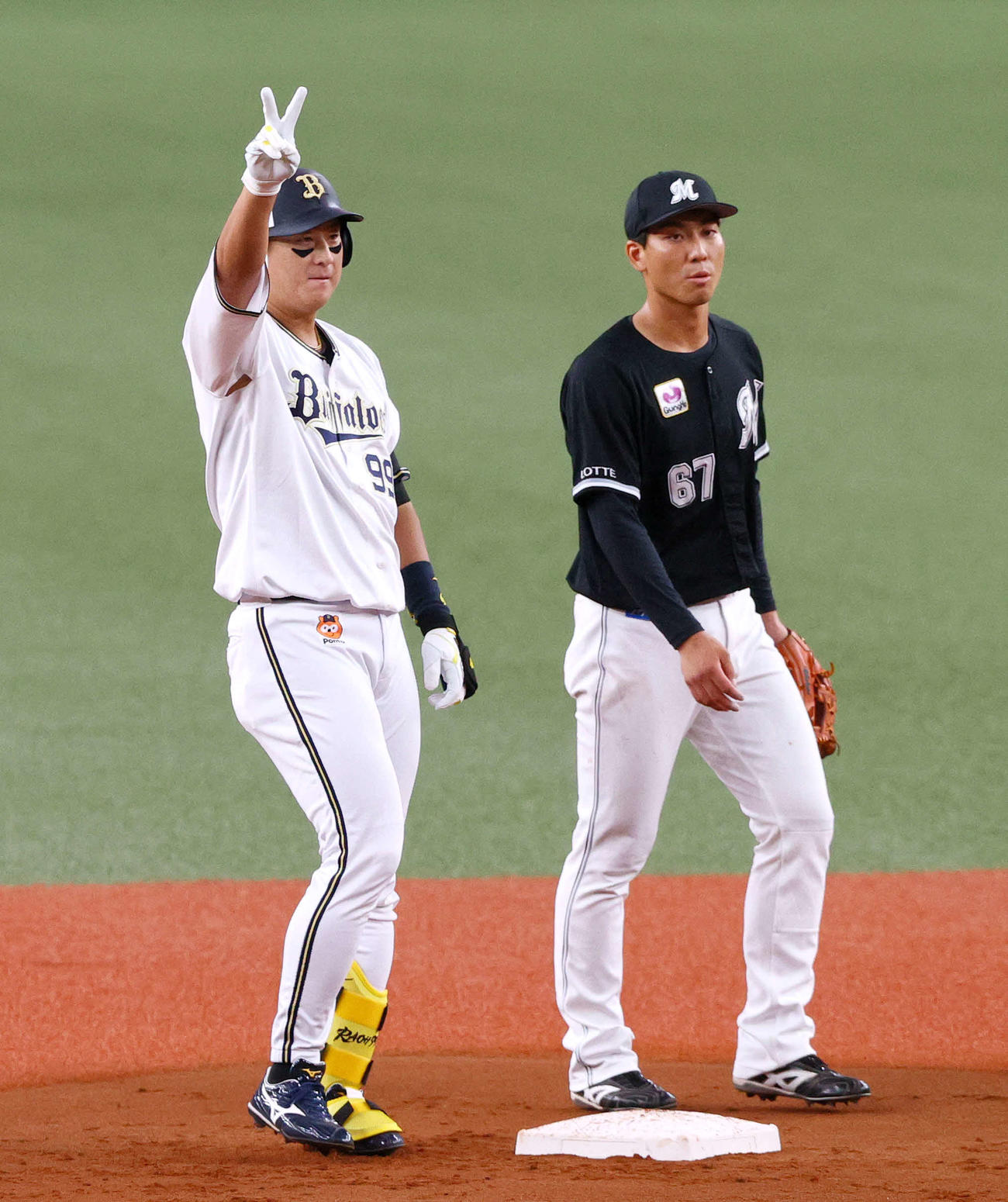 オリックス対ロッテ　1回裏オリックス2死一、三塁、杉本（左）は左適時二塁打を放ちピースする（撮影・上山淳一）