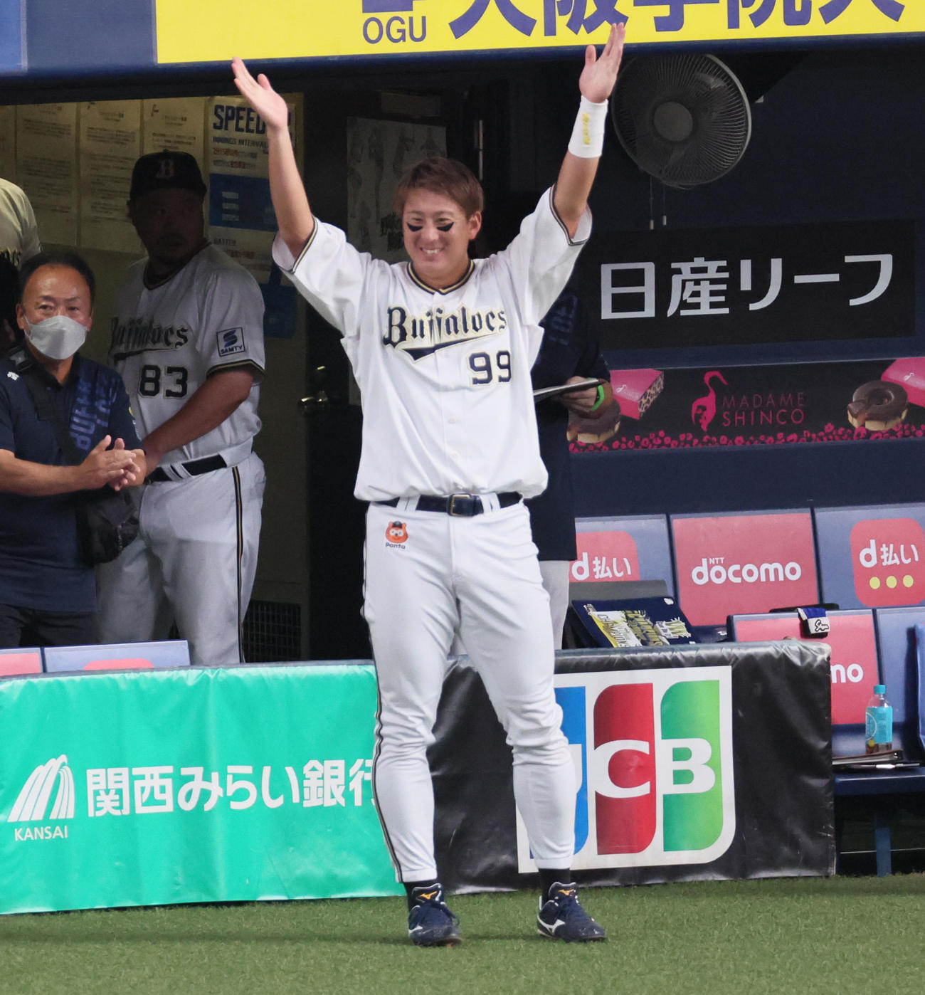 オリックス対ロッテ　6回裏オリックス1死二、三塁、宗の代打セデーニョは中適時打を放つちベンチ前で喜ぶ杉本（撮影・加藤哉）