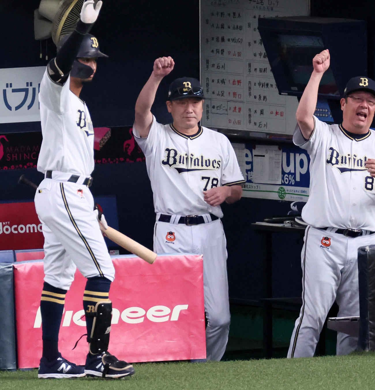 オリックス対ロッテ　1回裏オリックス2死一、三塁、中嶋監督は杉本の左適時二塁打にベンチでガッツポーズを見せる（撮影・加藤哉）