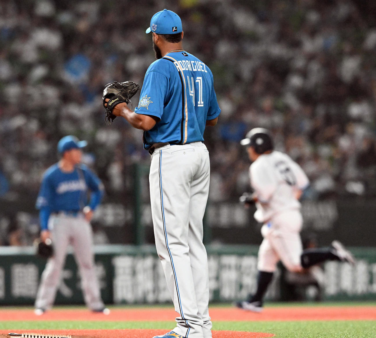 西武対日本ハム　6回裏西武無死、中村剛也にソロ本塁打を浴びるロドリゲス（撮影・たえ見朱実）
